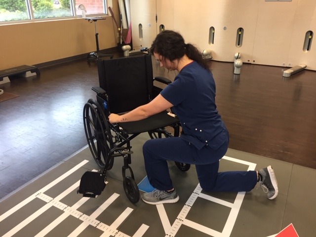 Physical Therapist SmartCells physical therapy mat in use
